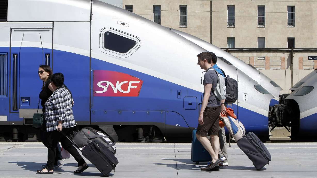 France unveils plan to make railway company more competitive
