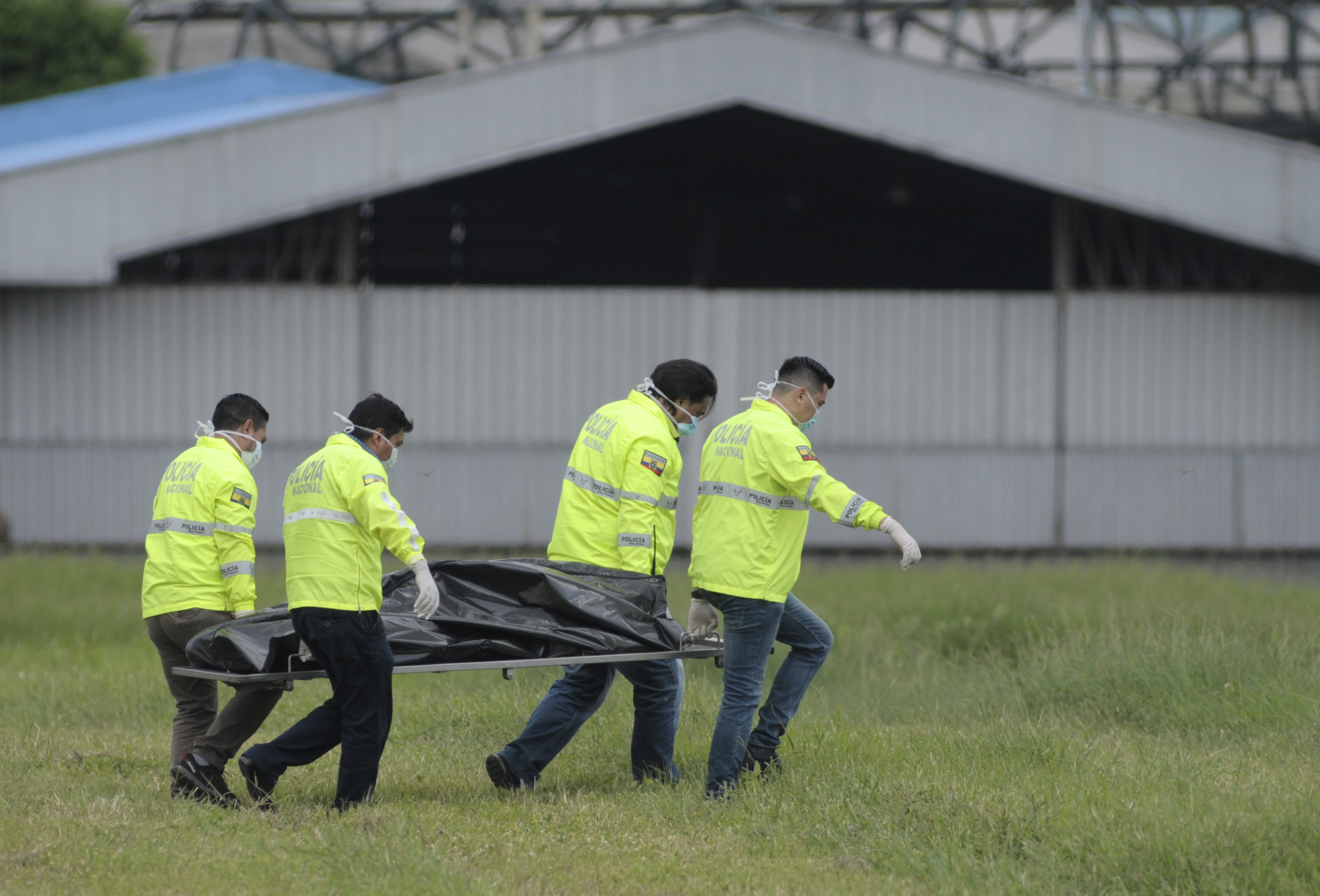 2 killed in Ecuador hiding in NY-bound plane's landing gear