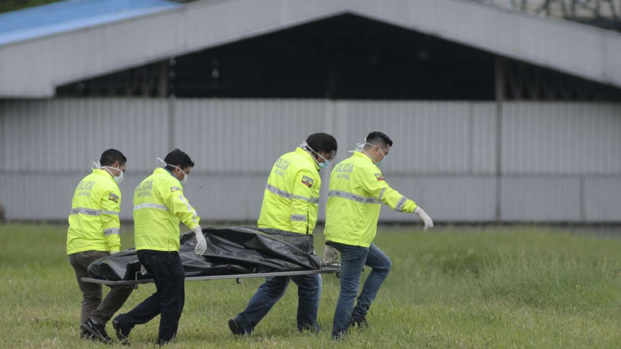 2 killed in Ecuador hiding in NY-bound plane's landing gear