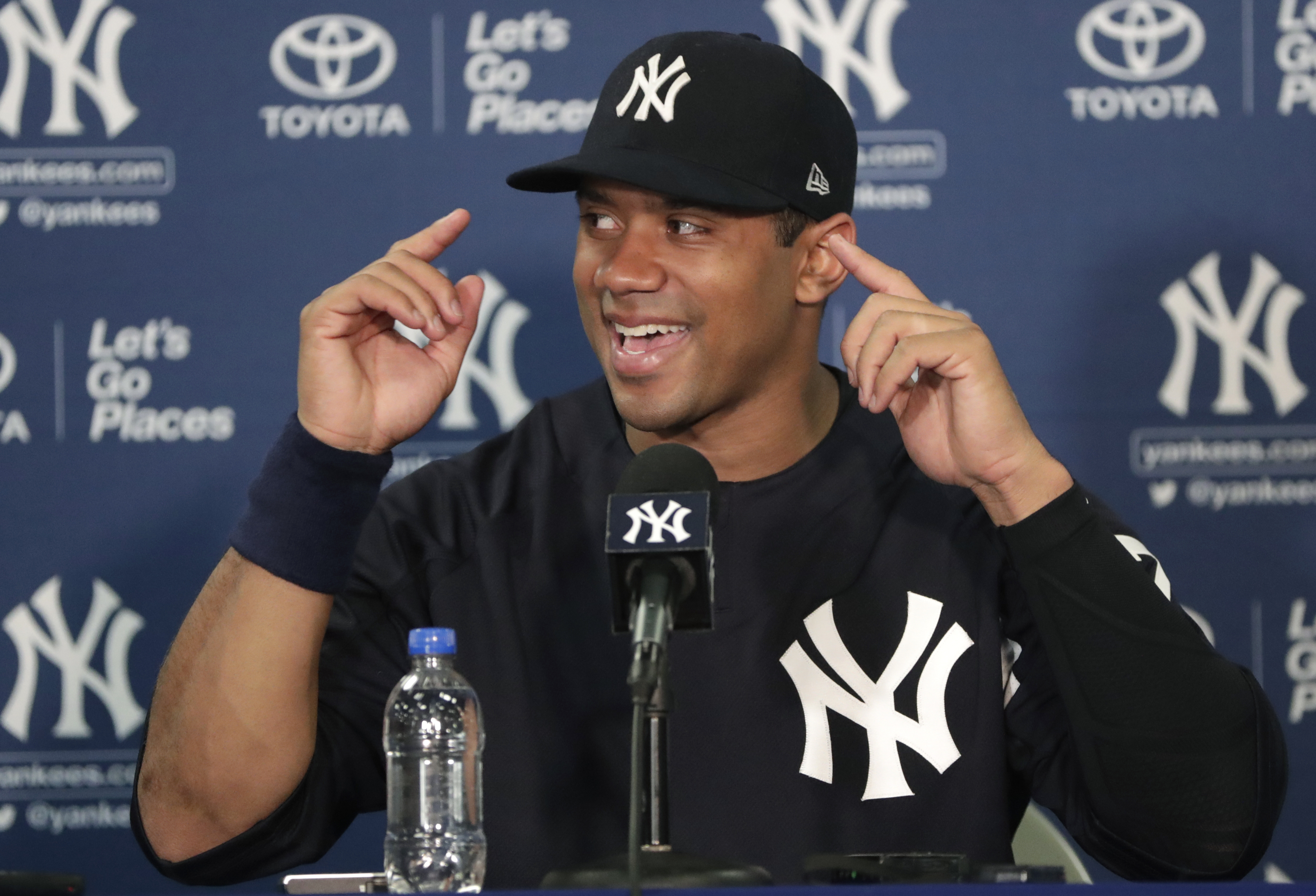 Pinstripe passer: Seahawks QB Wilson works out with Yankees
