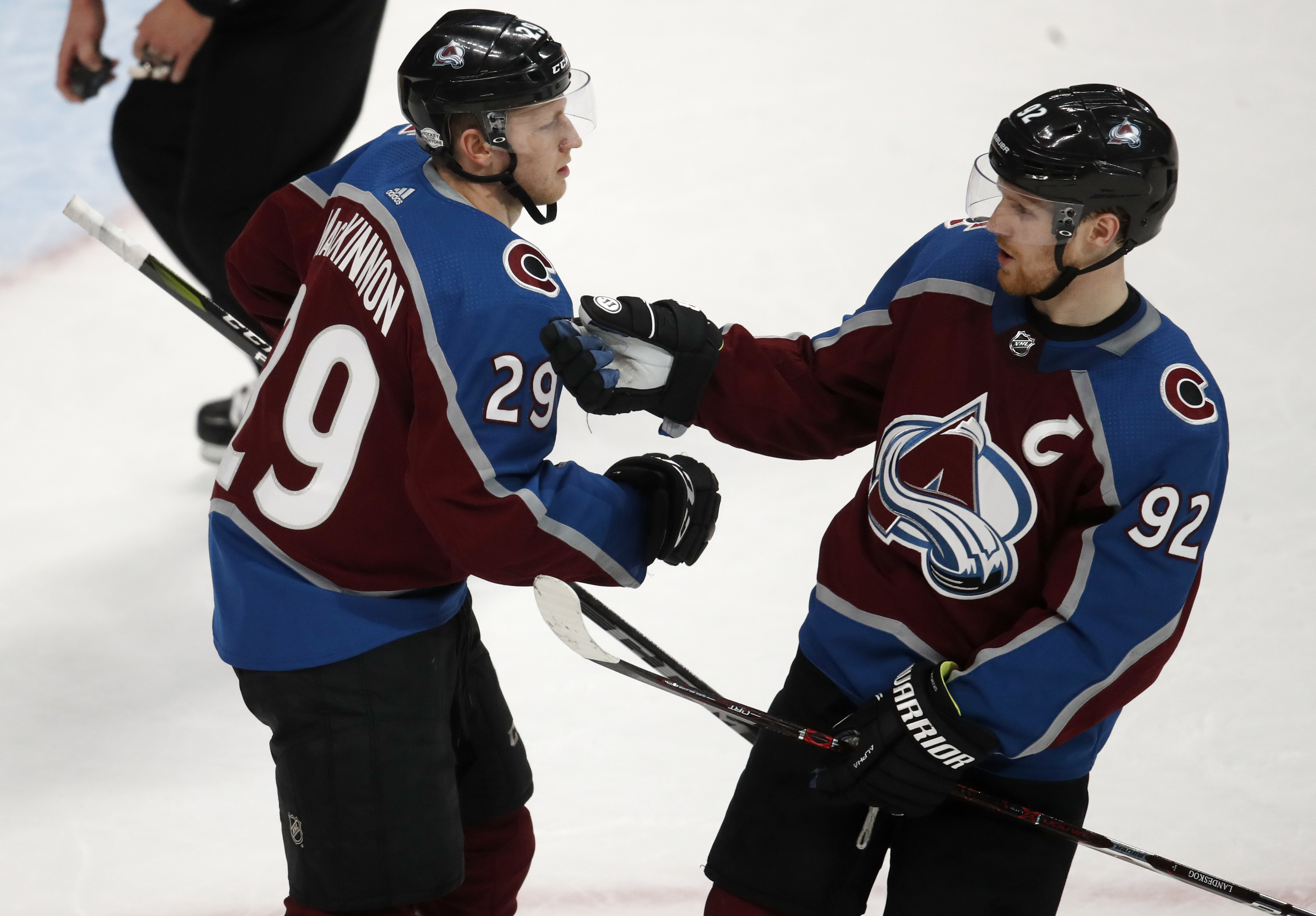 MacKinnon has 2 goals and assist, Avalanche beat Canucks 3-1