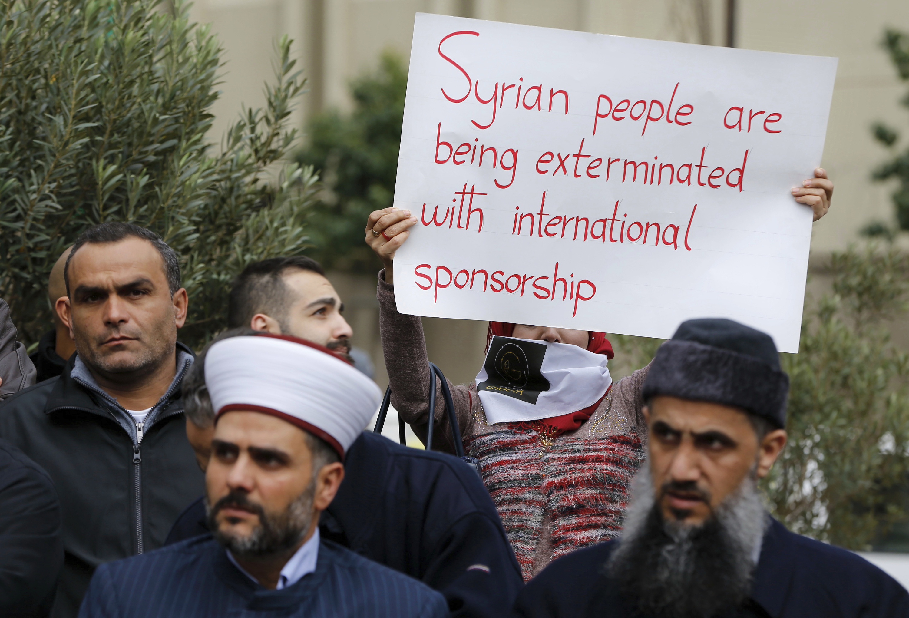 Russia-ordered 'pause' in Syria fails to ease suffering