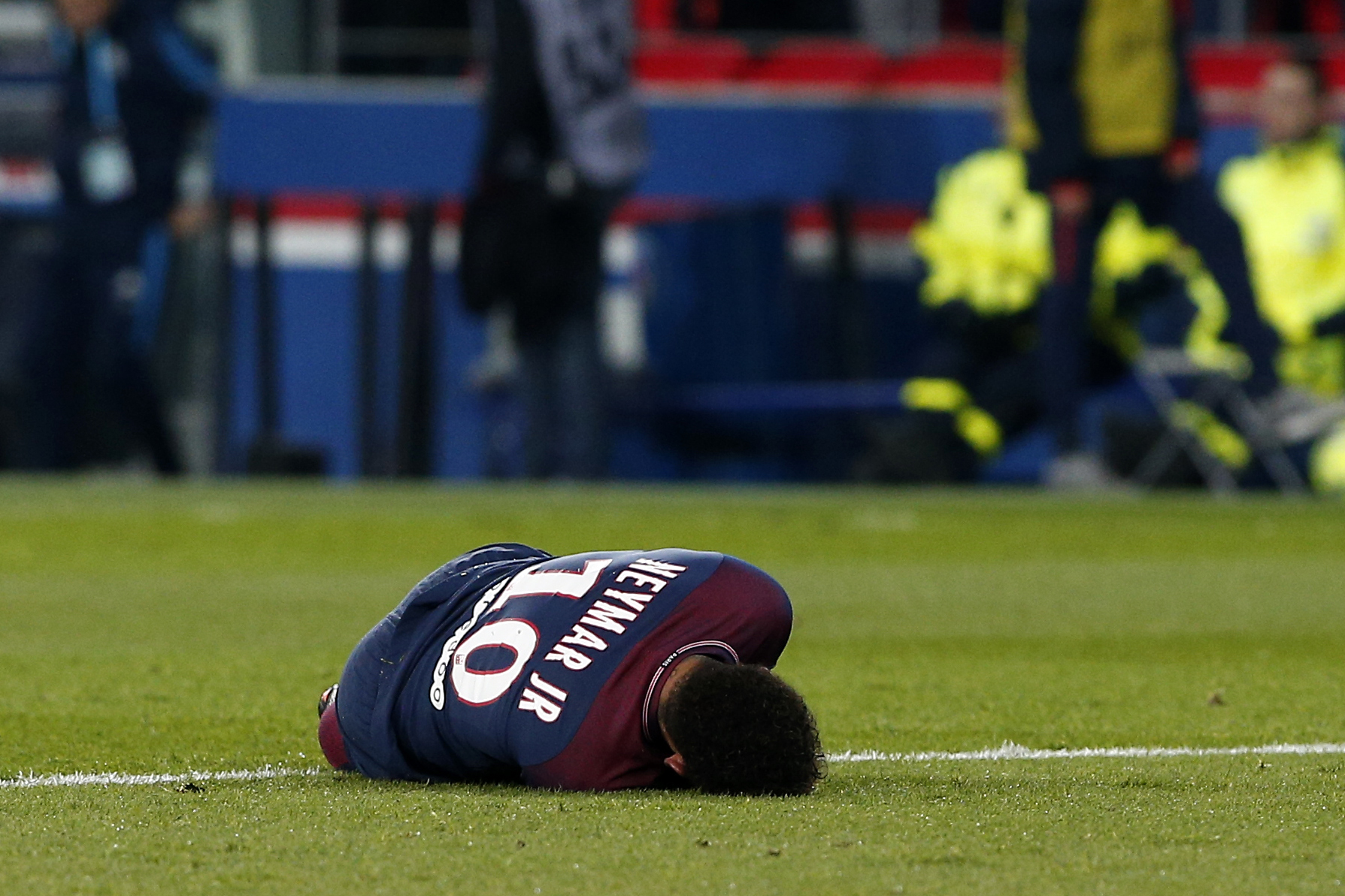 PSG denies Neymar requires surgery; Brazil doctor in Paris