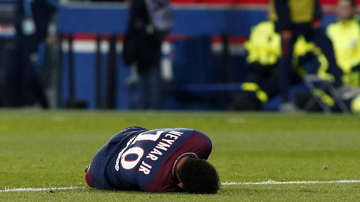 PSG denies Neymar requires surgery; Brazil doctor in Paris