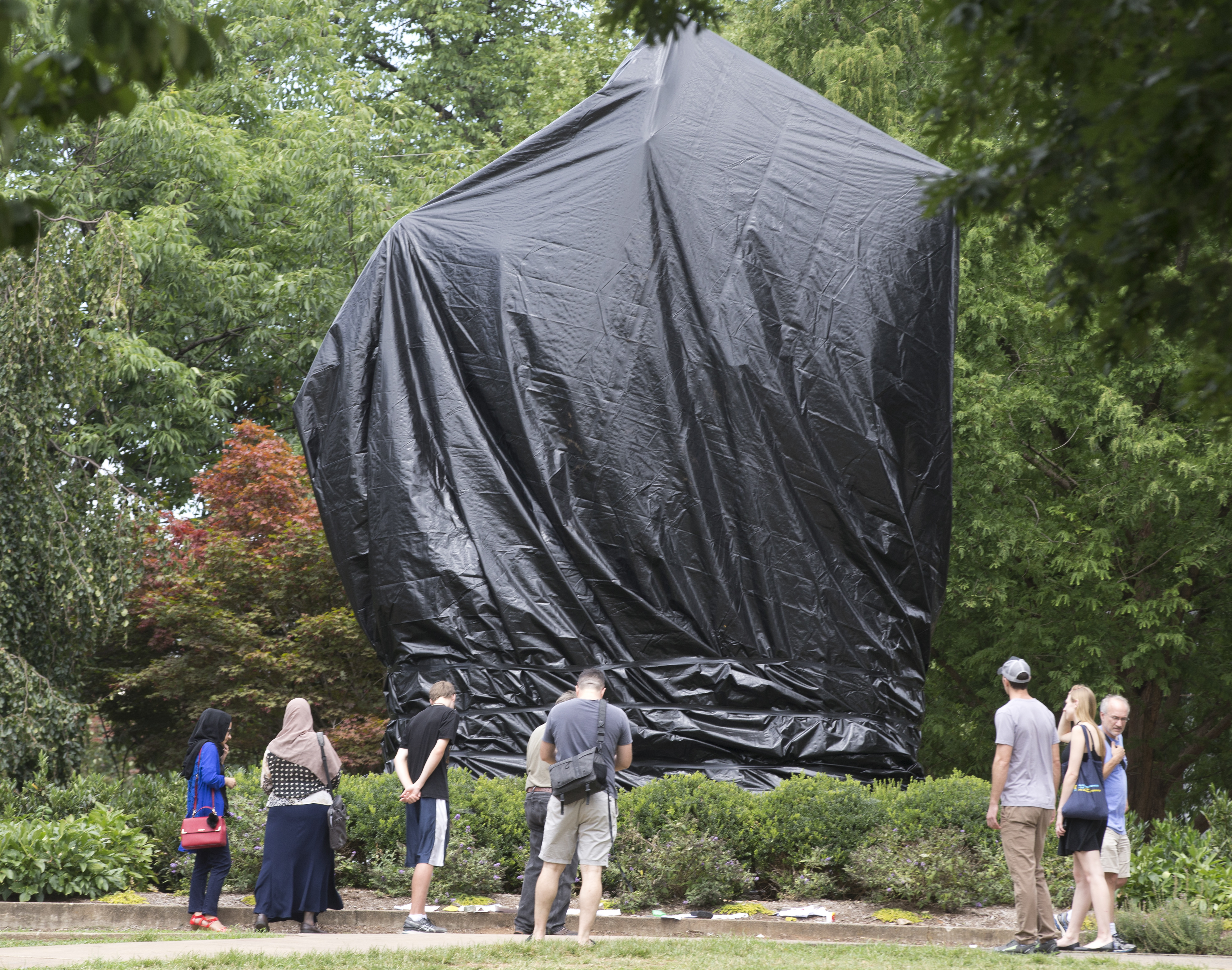 Charlottesville judge orders tarps off Confederate statues