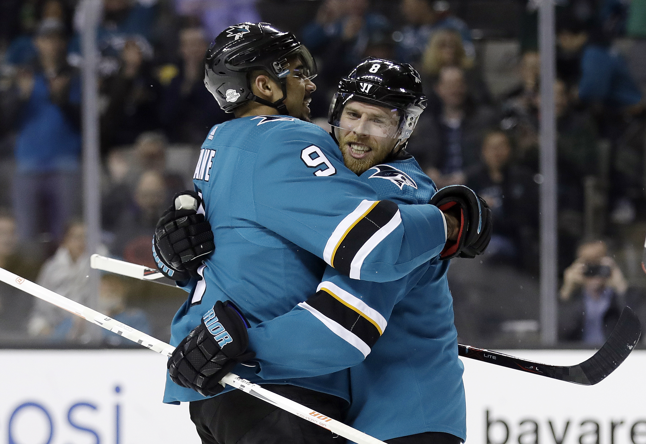 Kane makes immediate impact in Sharks' 5-2 win over Oilers