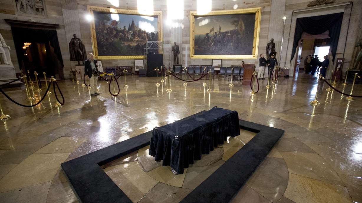 The Latest: Rare Capitol salute for Rev. Billy Graham