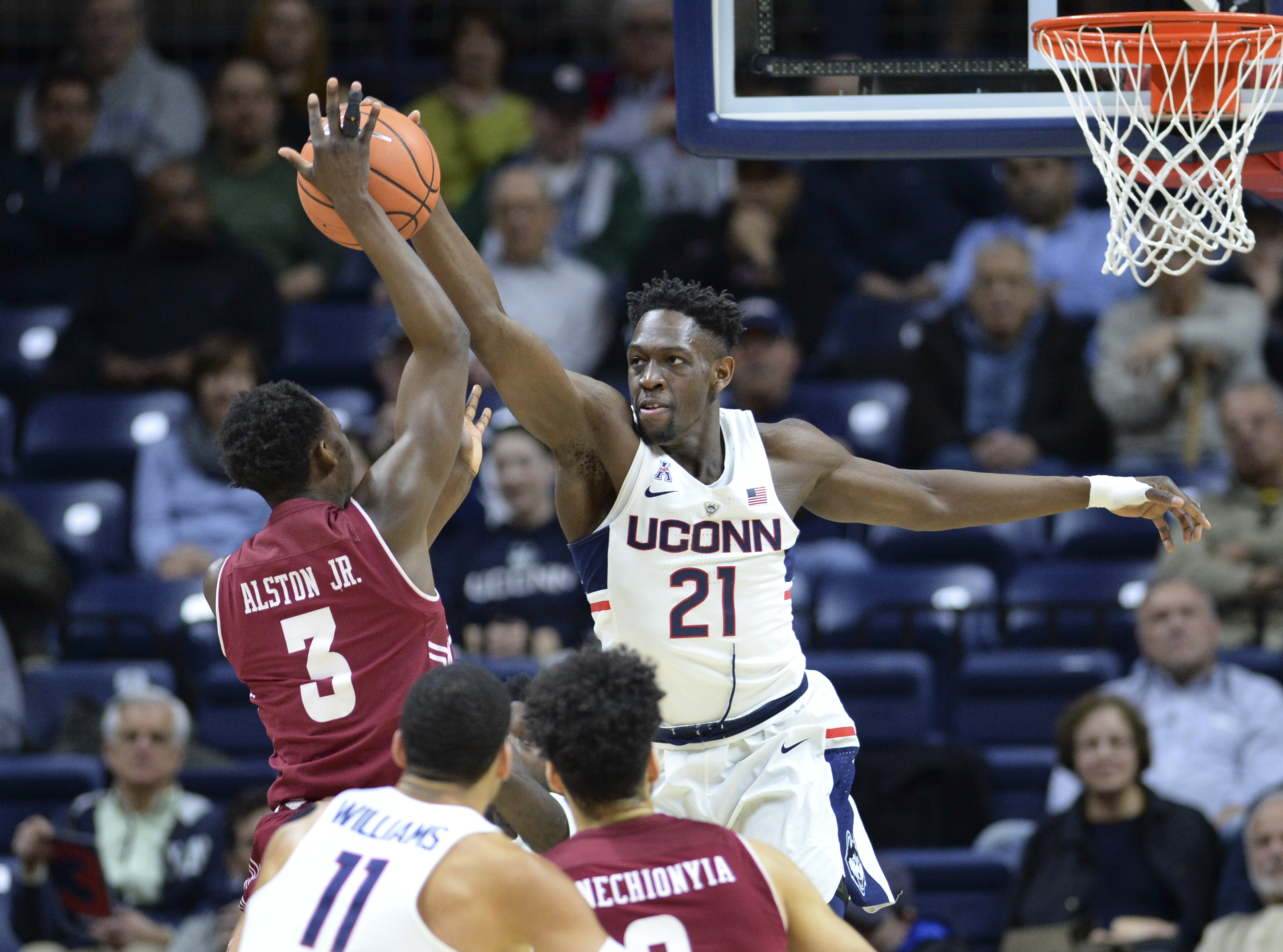 Adams scores 25 to lead UConn over Temple 72-66