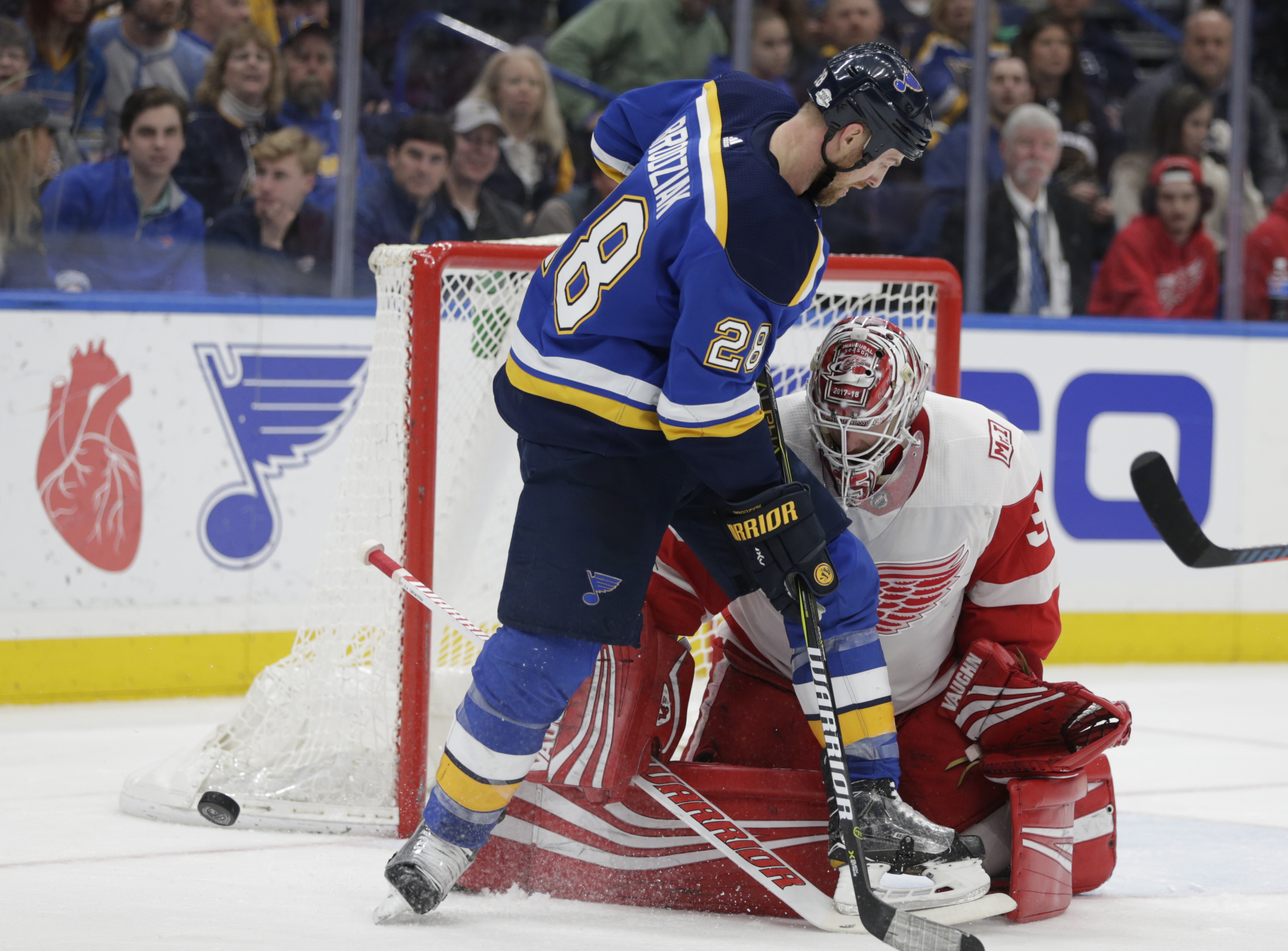 Blues snap 7-game skid with 2-1 win over Red Wings