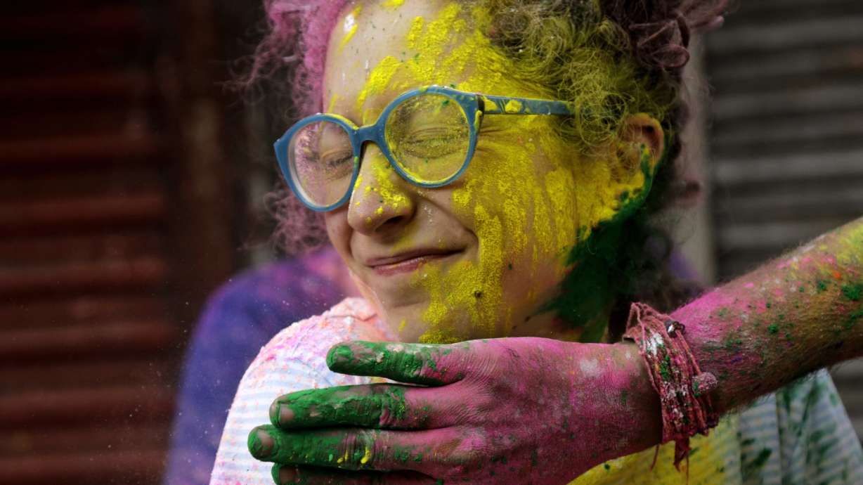 AP PHOTOS: Colors come out as Hindus celebrate Holi festival
