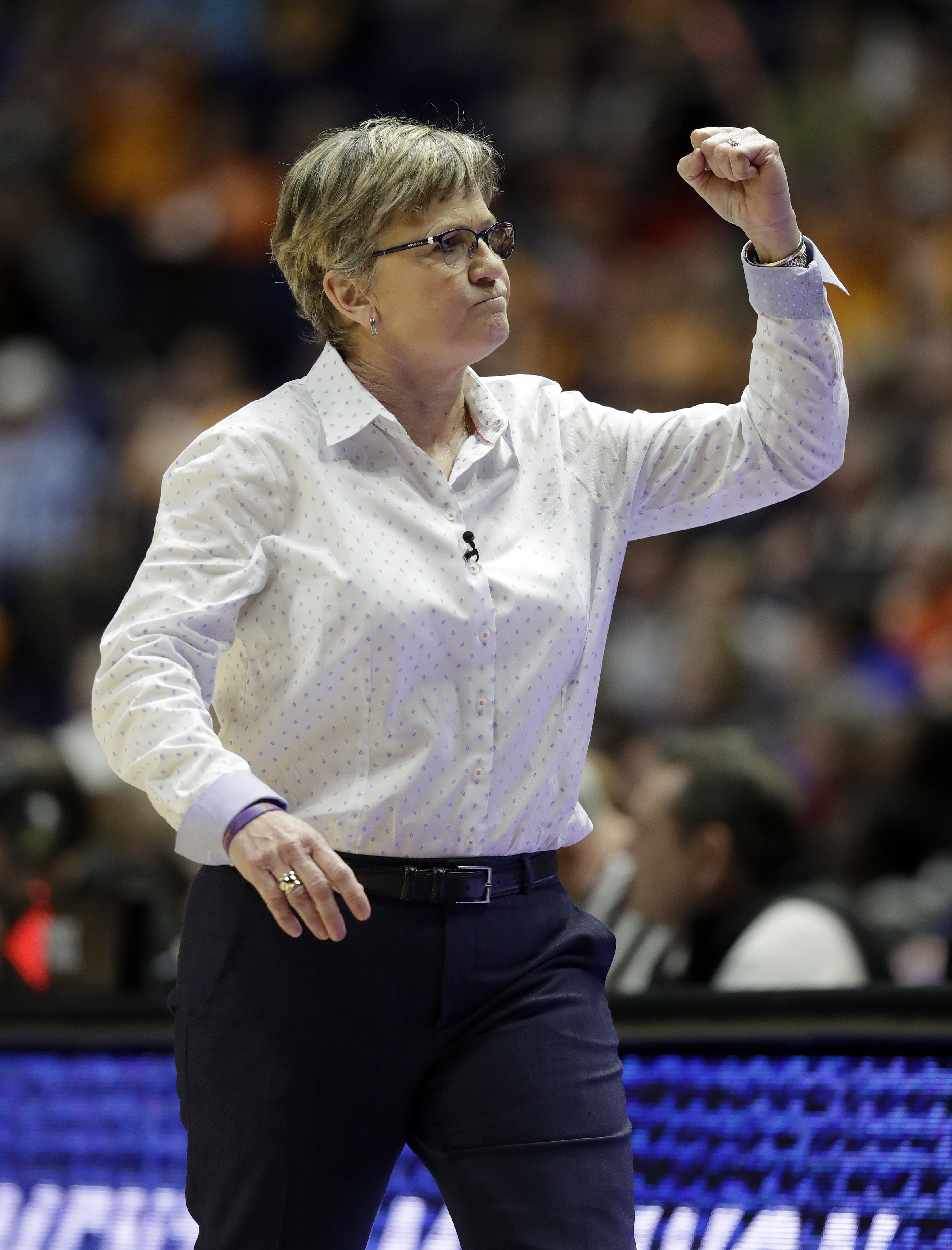 Davis' banked 3 lifts No. 12 Lady Vols by Auburn 64-61