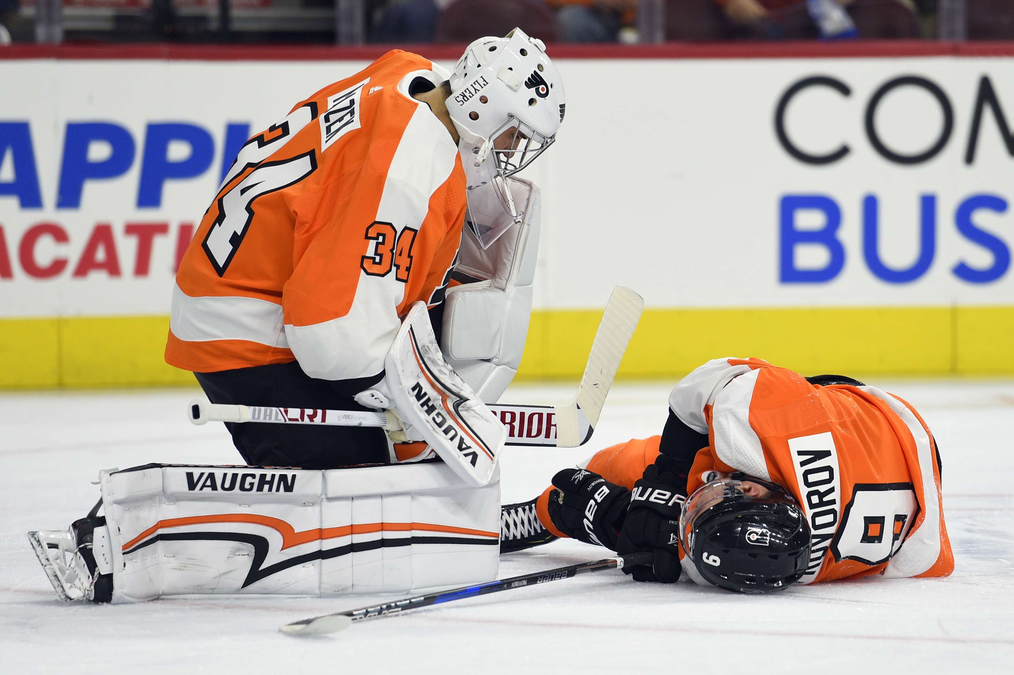 Hurricanes end 6-game losing streak in 4-1 win over Flyers