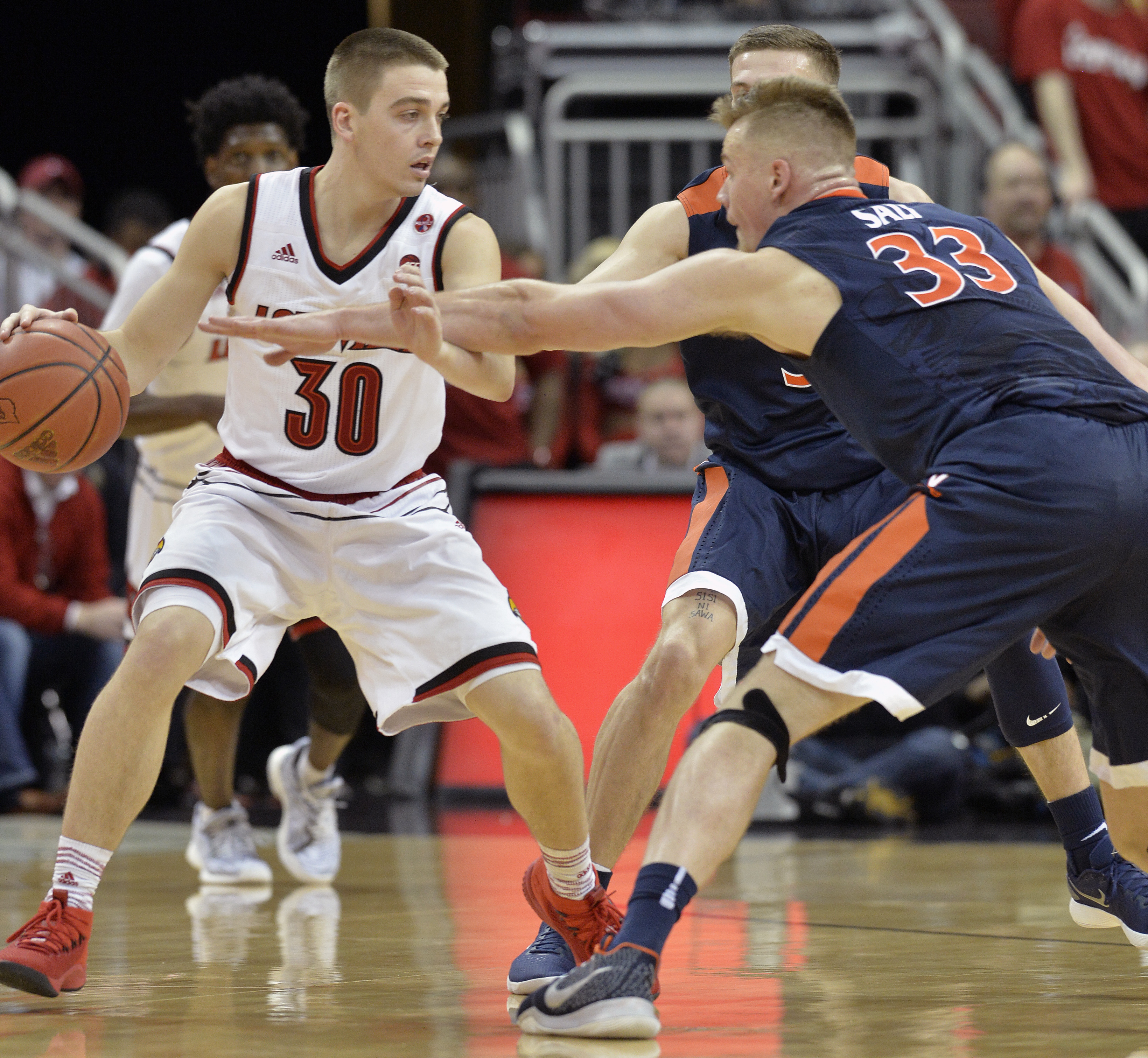 Hunter's 3 helps No. 1 Virginia edge Louisville 67-66
