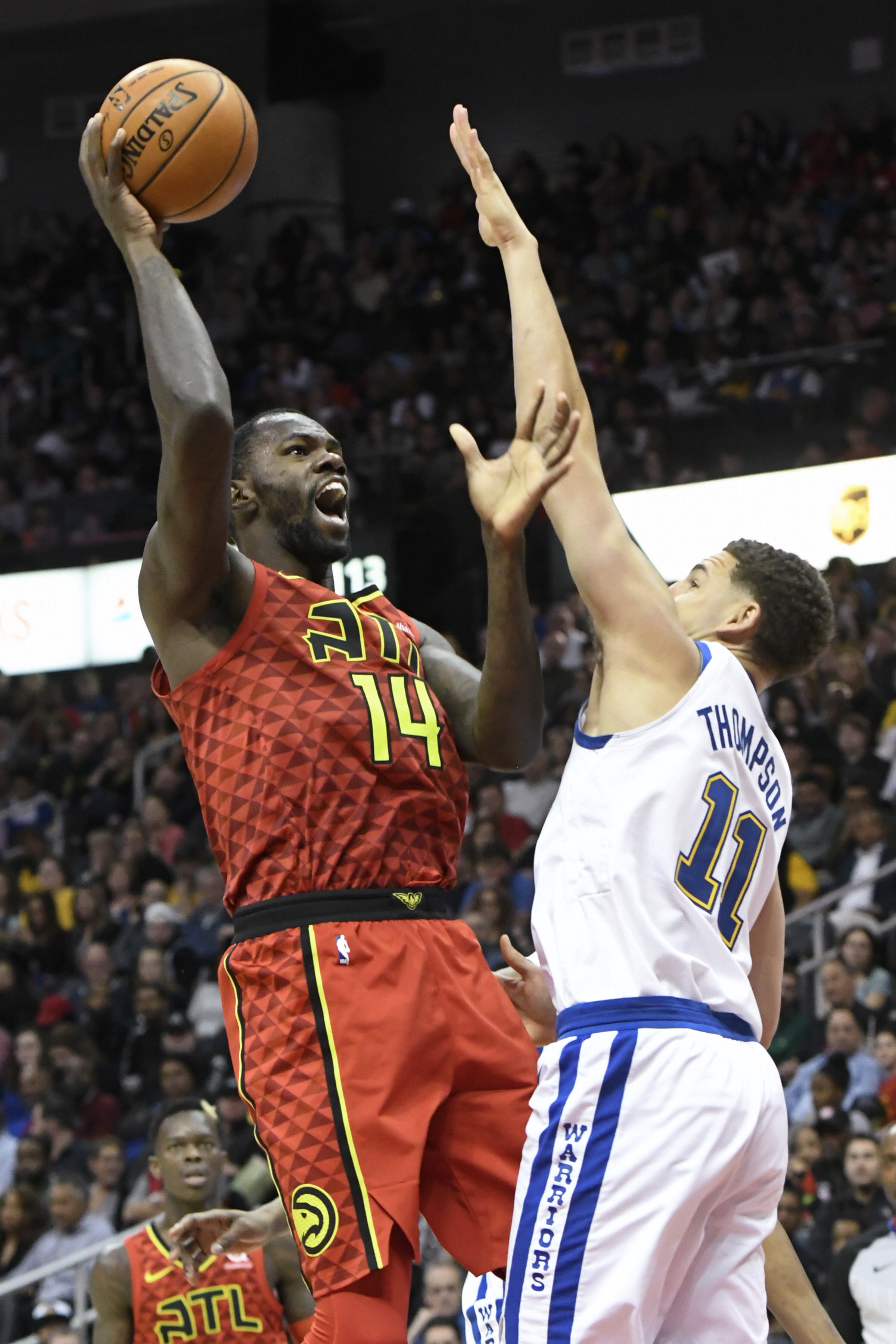 Curry tweaks ankle, has 28 as Warriors top Hawks