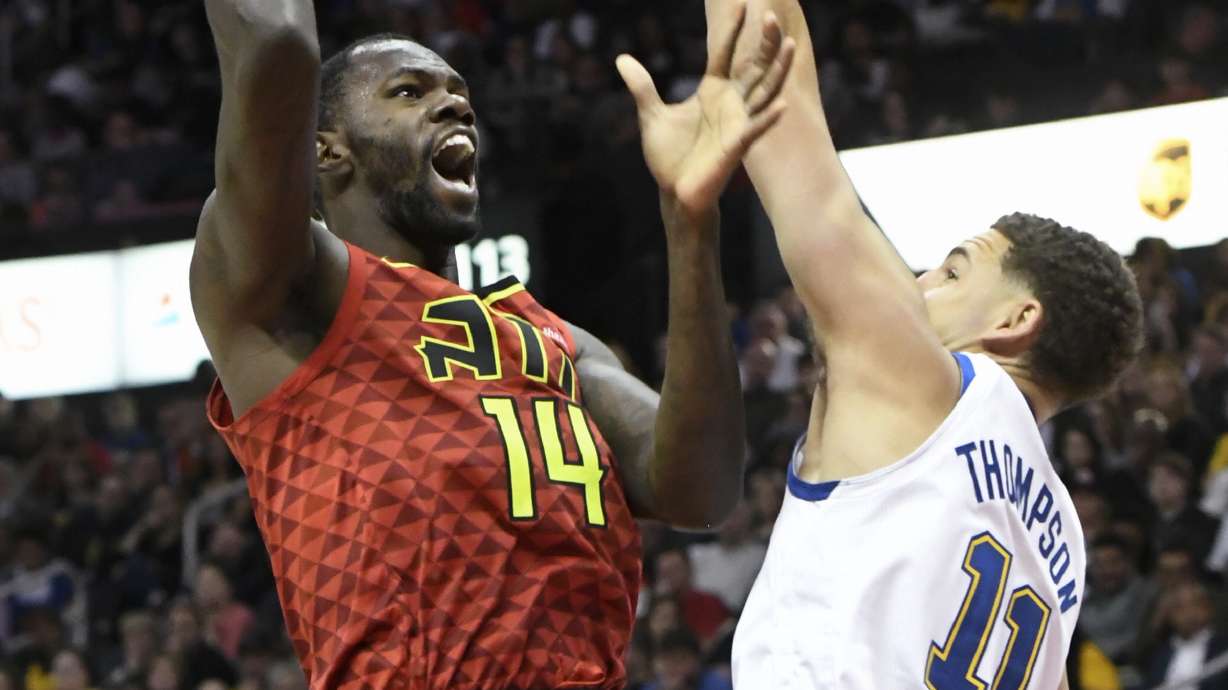 Curry tweaks ankle, has 28 as Warriors top Hawks