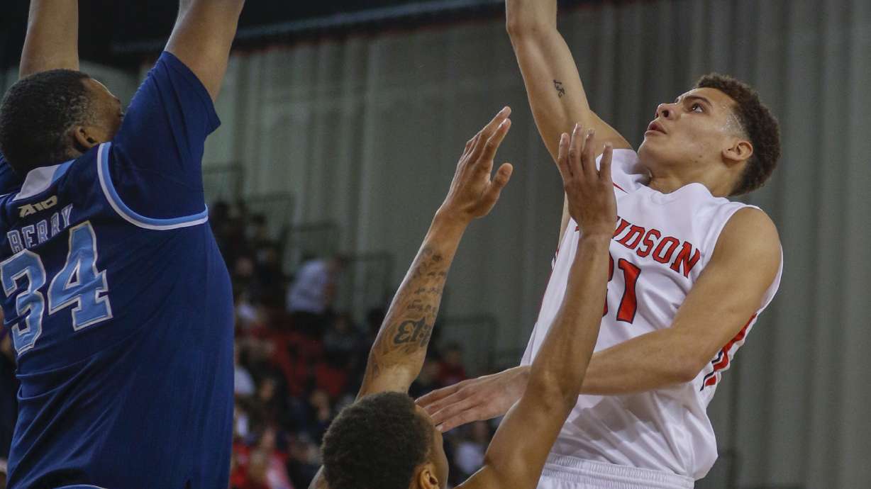 Davidson upends No. 17 Rhode Island 63-61
