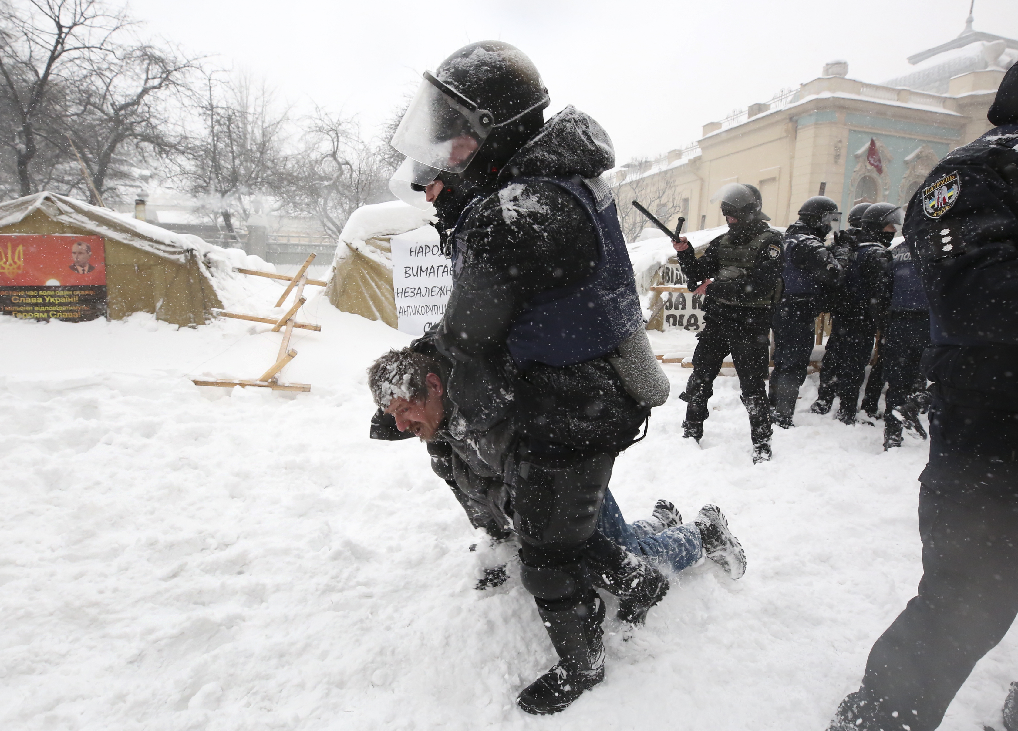 Police, protesters clash at Kiev tent camp; 100 detained