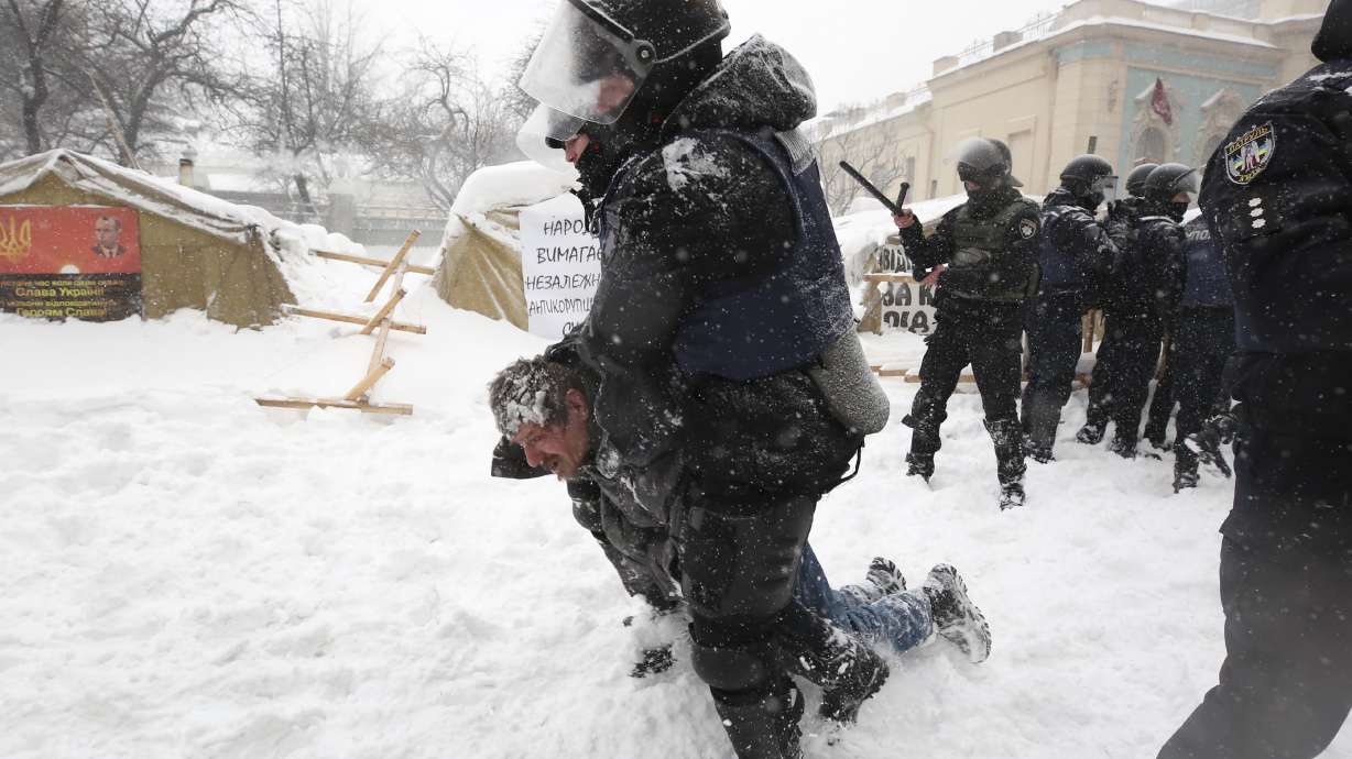 Police, protesters clash at Kiev tent camp; 100 detained