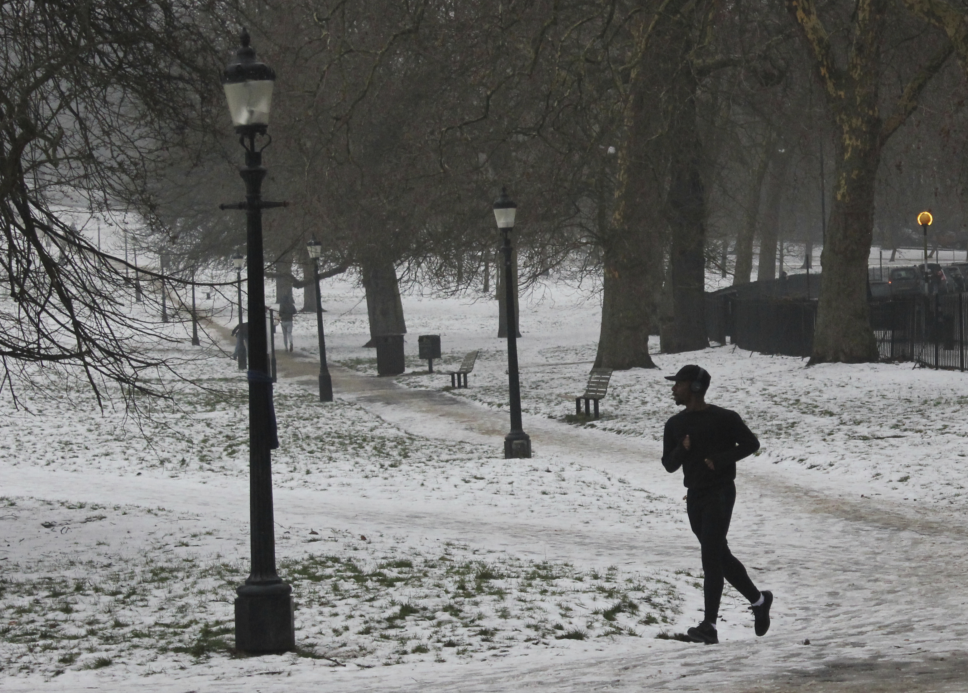 Snow, ice warnings remain for travelers in Britain