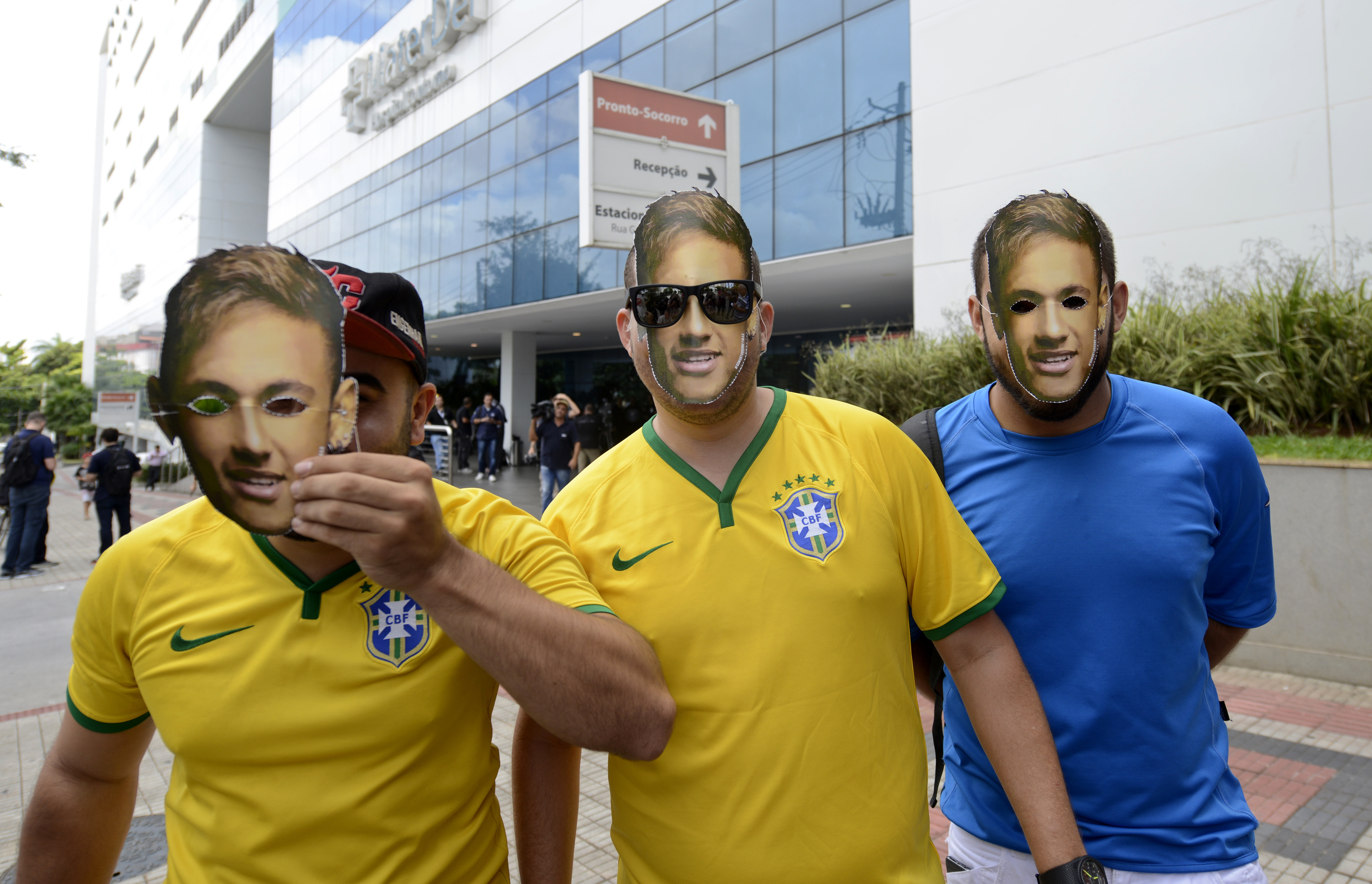 Neymar undergoes successful surgery on injured right foot