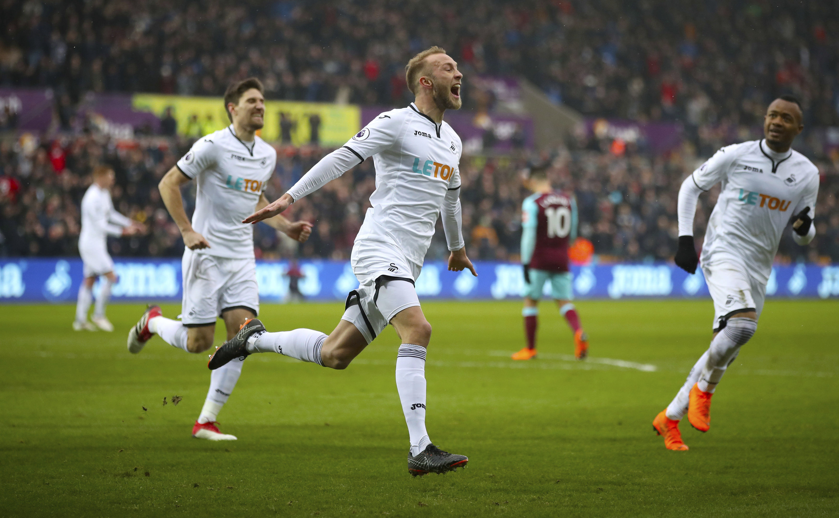 Swansea win in EPL continues revival under Carvalhal