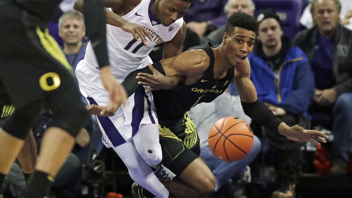 Pritchard, White help Oregon hold off Washington 72-64
