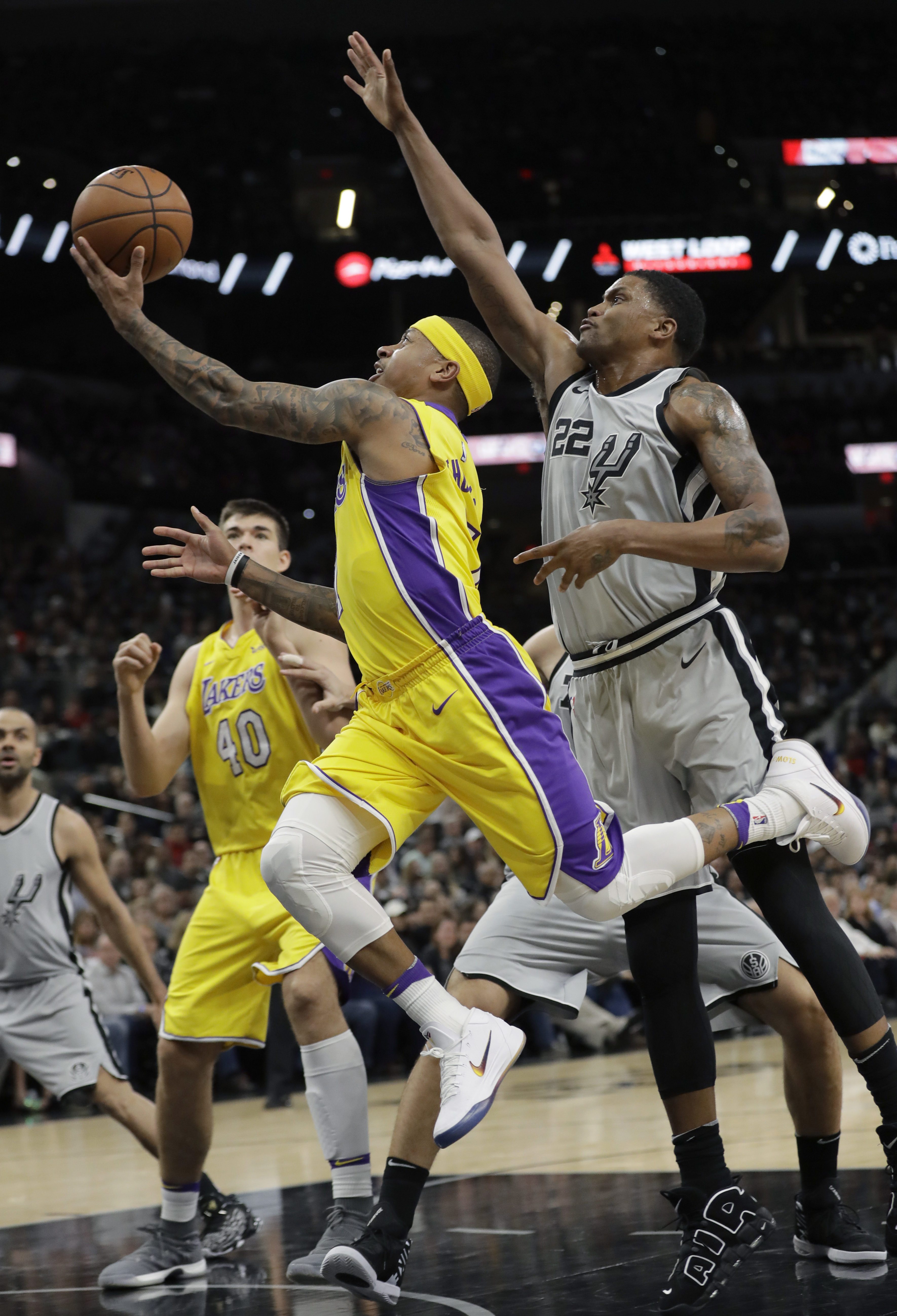 Ball, Randle rally Lakers past Spurs late, 116-112