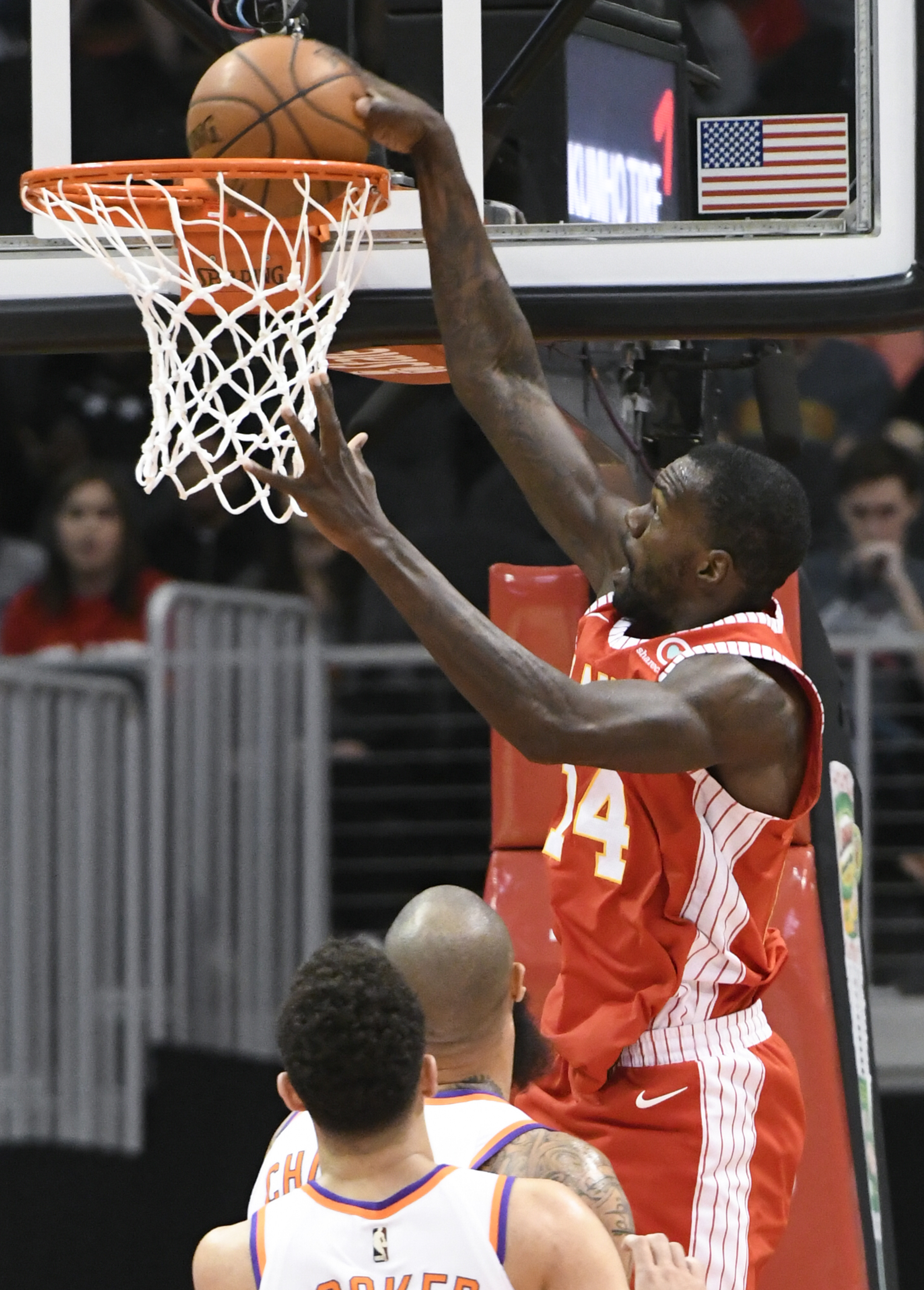 Prince hits go-ahead 3 in closing seconds, Hawks beat Suns