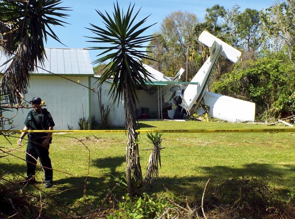 2 hurt when small plane crashes into Florida backyard
