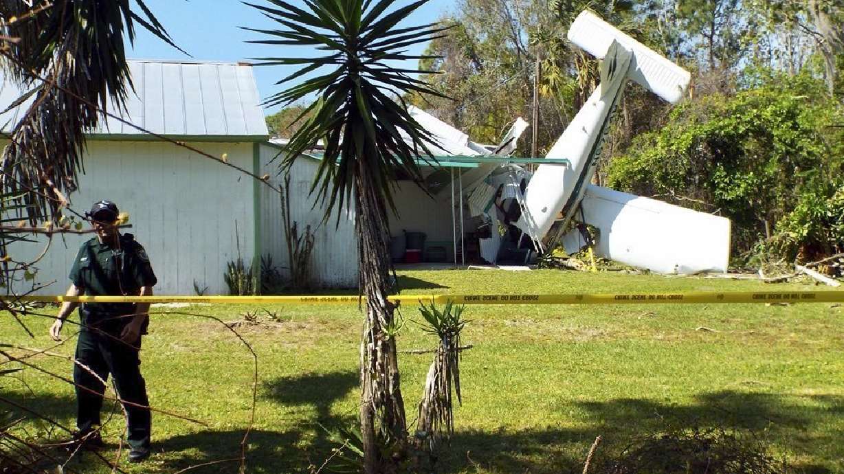 2 hurt when small plane crashes into Florida backyard