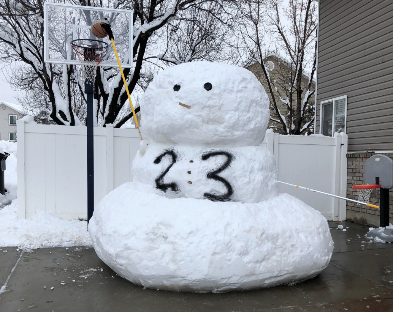 User submitted: Giant snowmen and other winter scenes