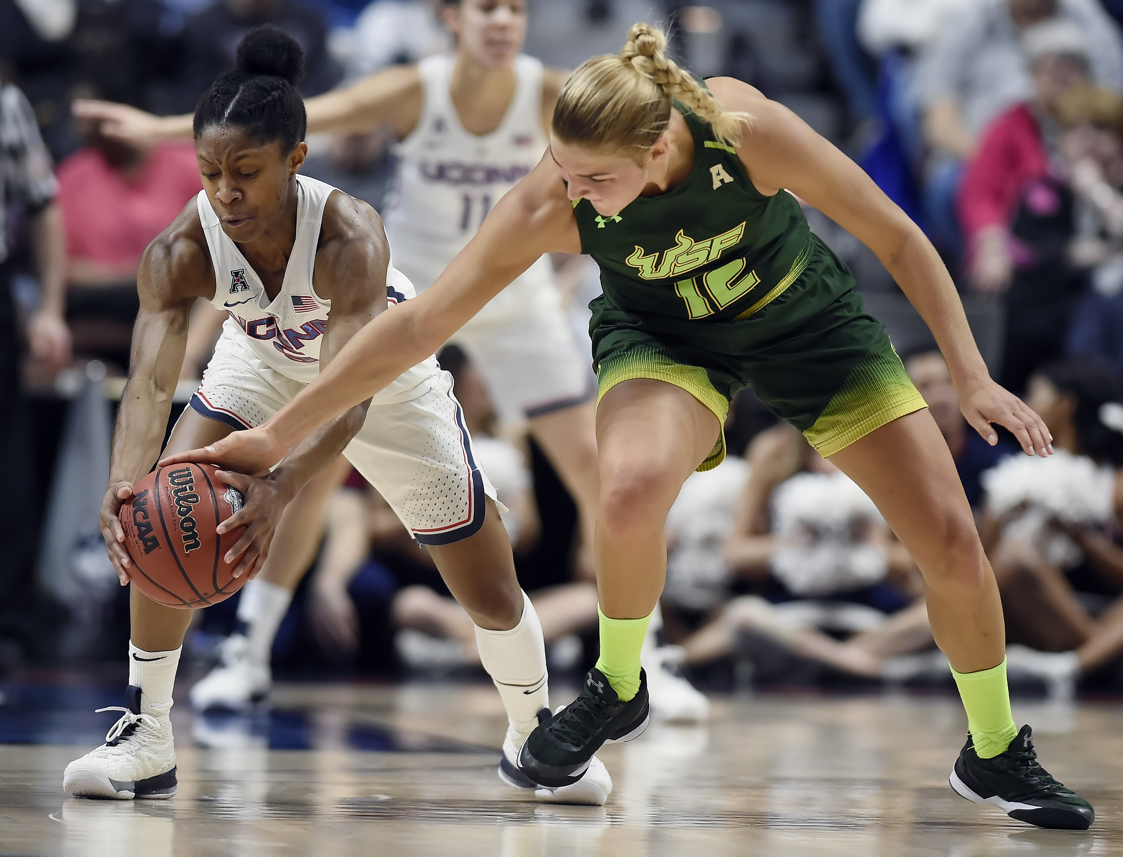 Williams returns, No. 1 UConn tops S. Florida for AAC title