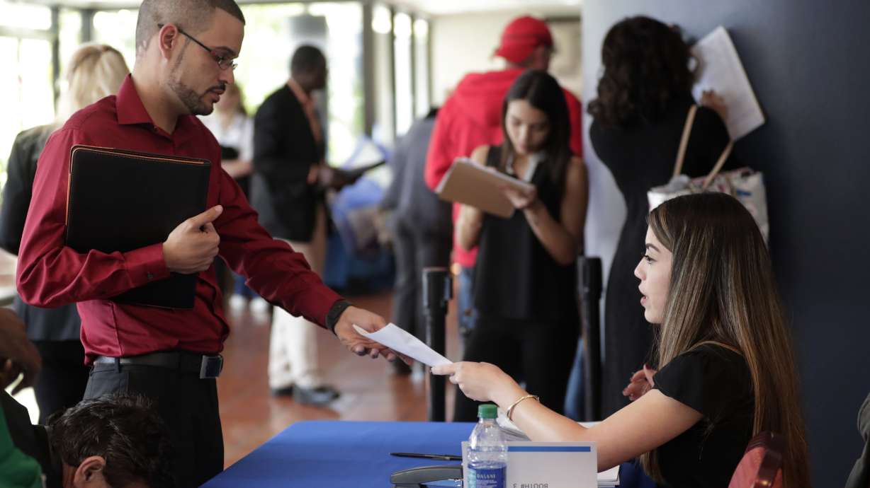 Survey: US businesses hire 235,000 new workers in February