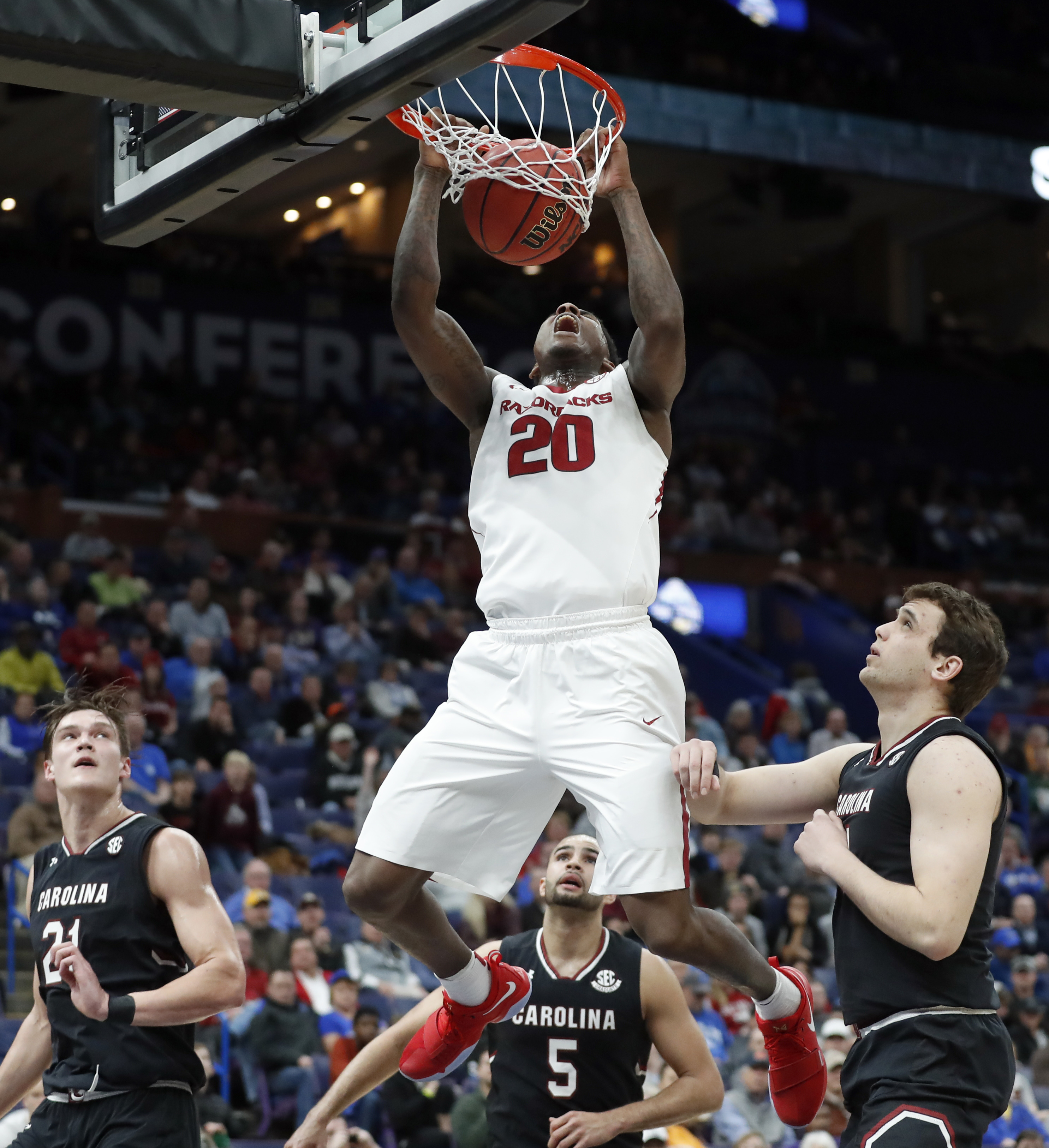 Barford scores 17 as Arkansas holds off South Carolina