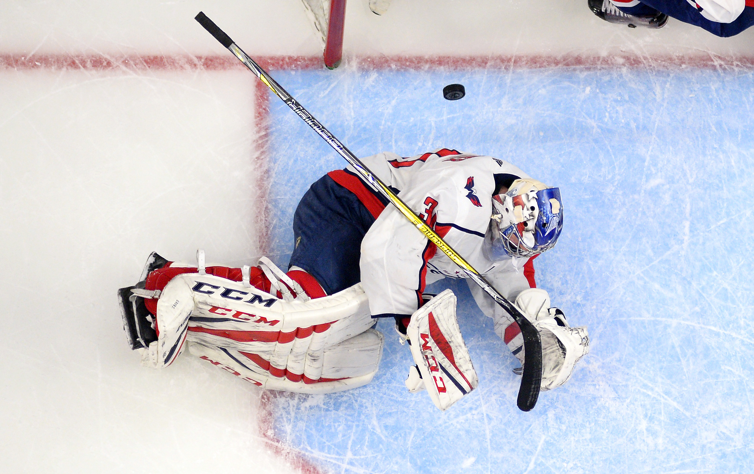 Lewis returns to lead Kings past Capitals 3-1