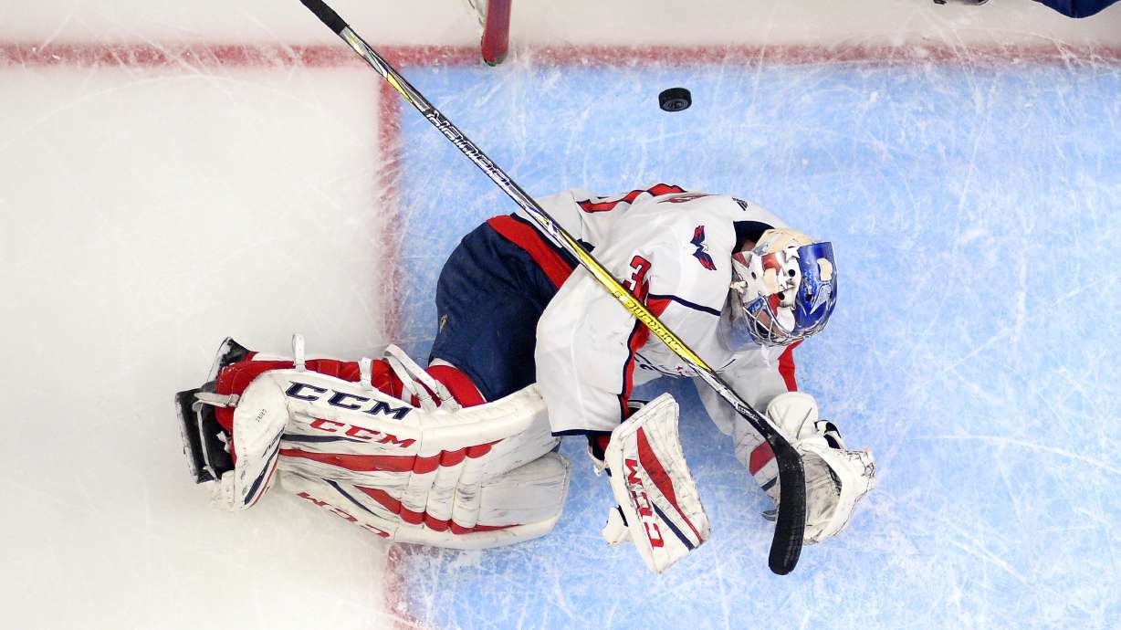 Lewis returns to lead Kings past Capitals 3-1