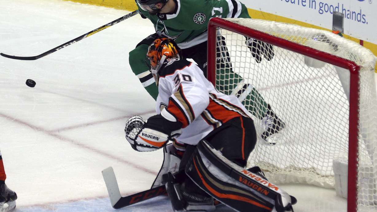 Shore, Benn score on power play, Stars beat Ducks 2-1