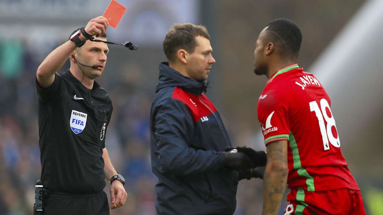 10-man Swansea hangs on for 0-0 draw at Huddersfield