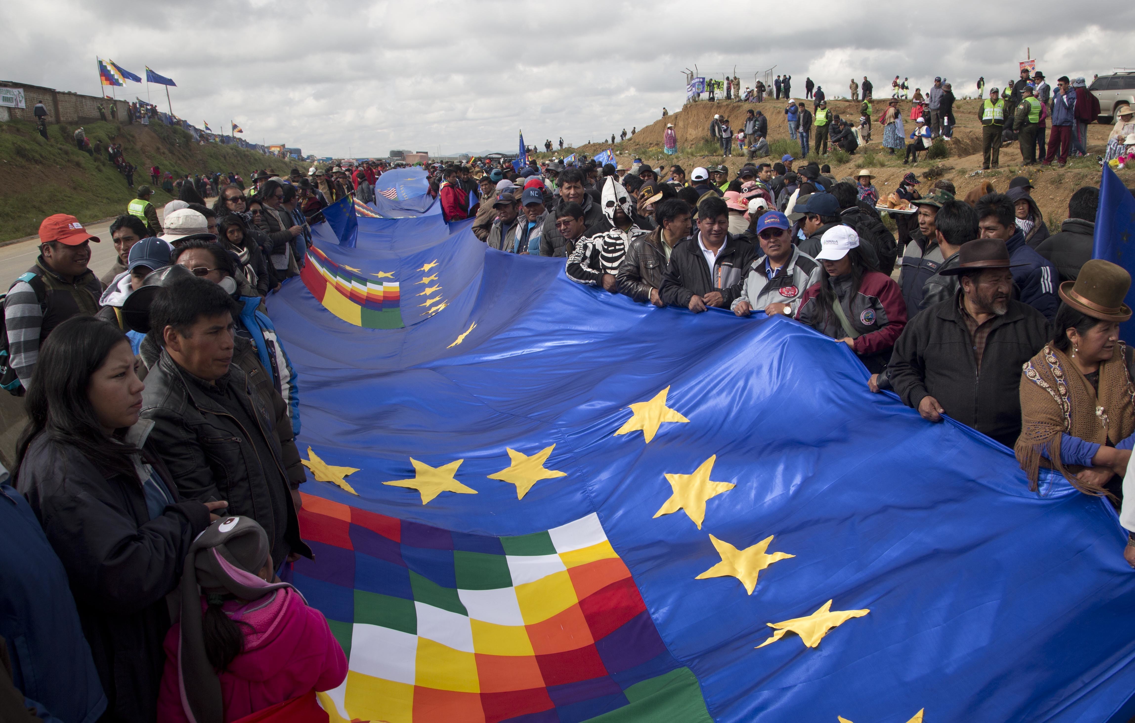 Bolivians stretch vast flag in demand for sea outlet