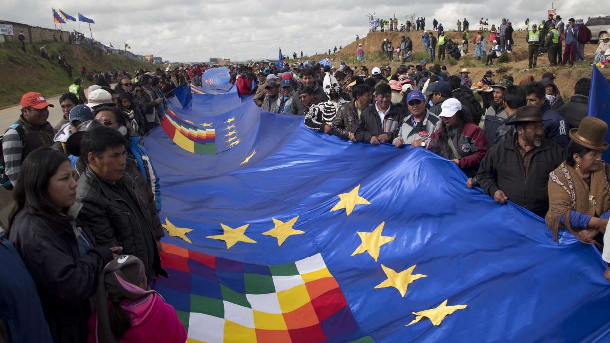 Bolivians stretch vast flag in demand for sea outlet