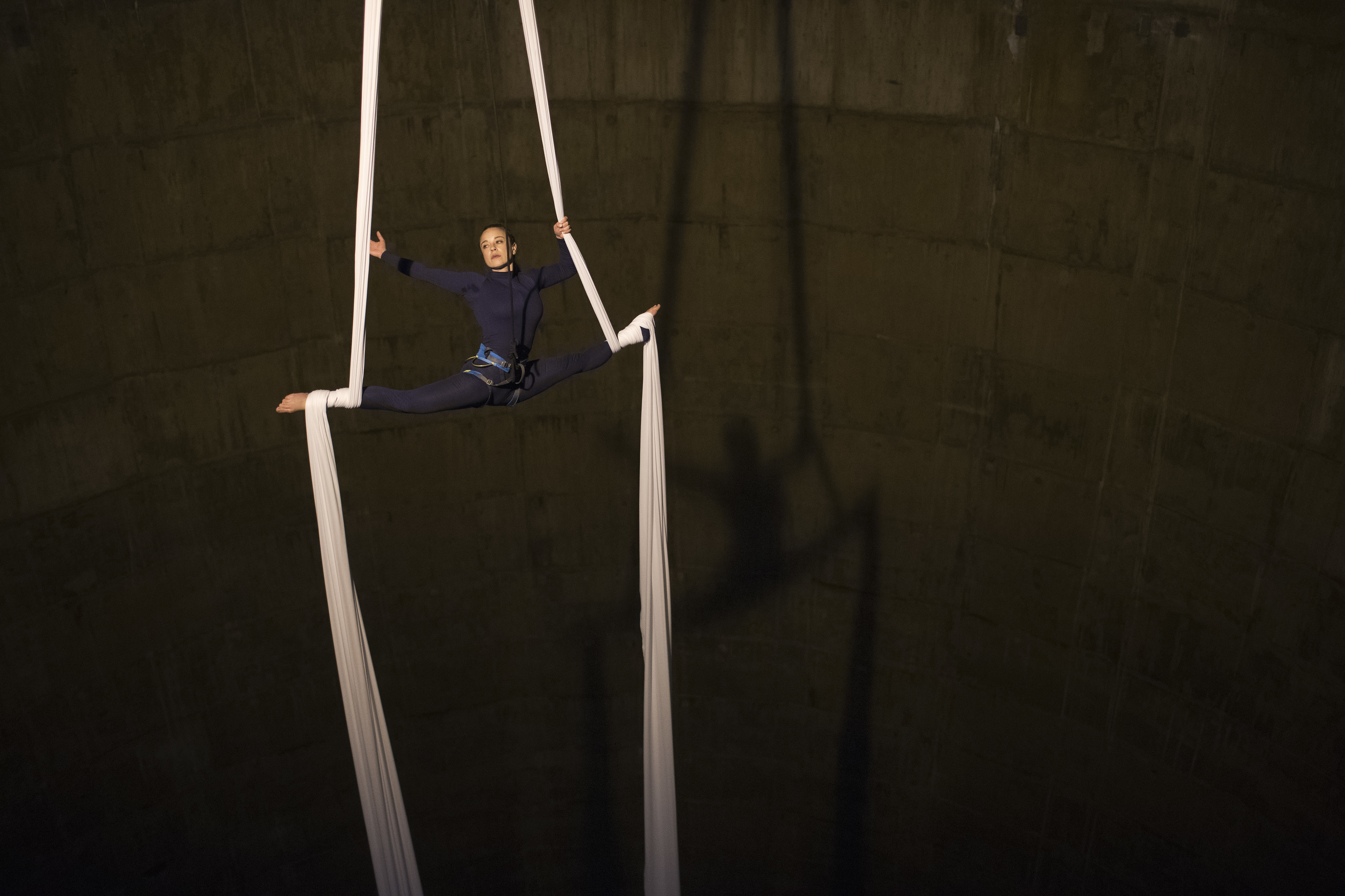 Dangling for Greece: Aerial dancer promotes key landmarks