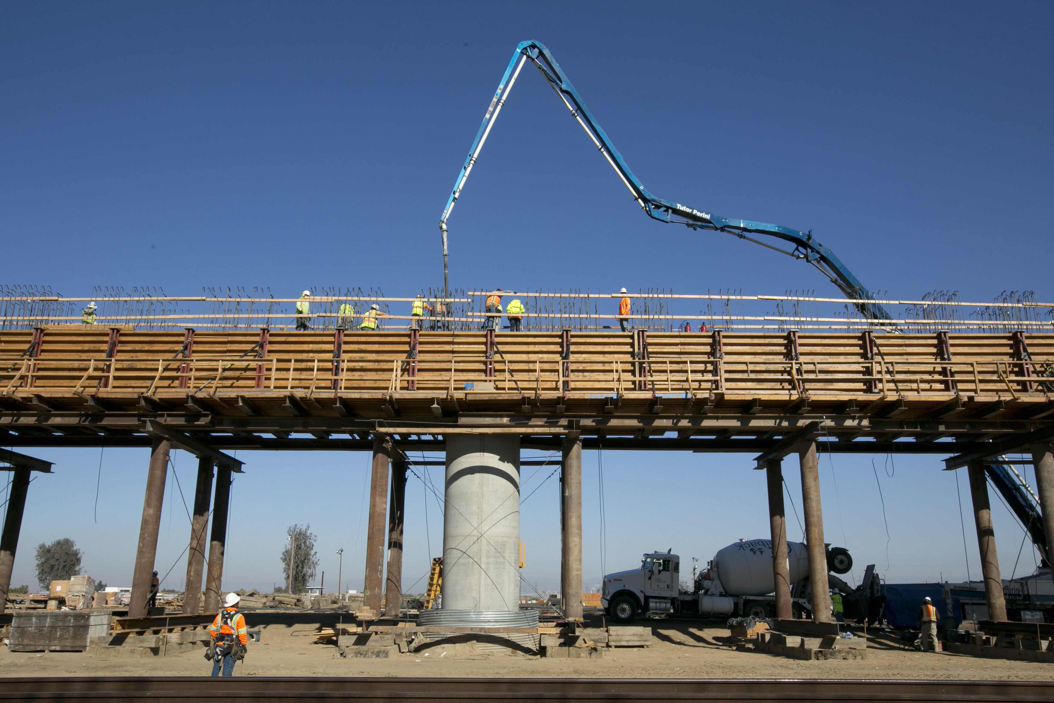 Trump views designs for border wall while bashing California