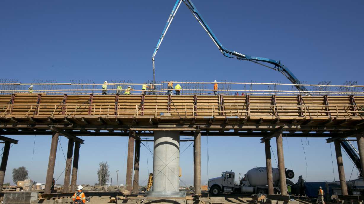 Trump views designs for border wall while bashing California