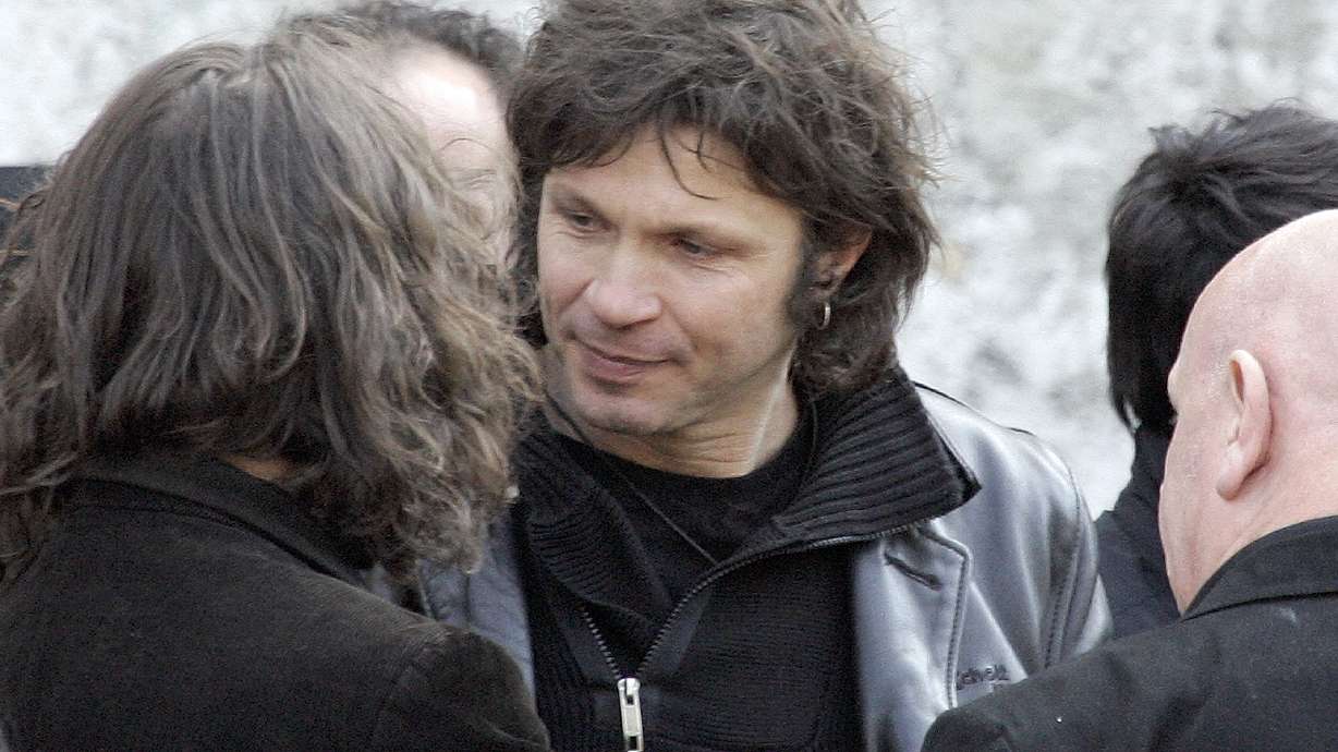 French singer pulls out of festivals amid protests