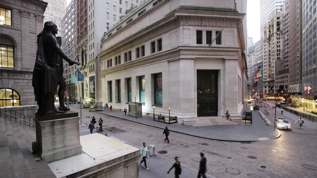 Asian shares waver as market mulls Kudlow, trade tensions