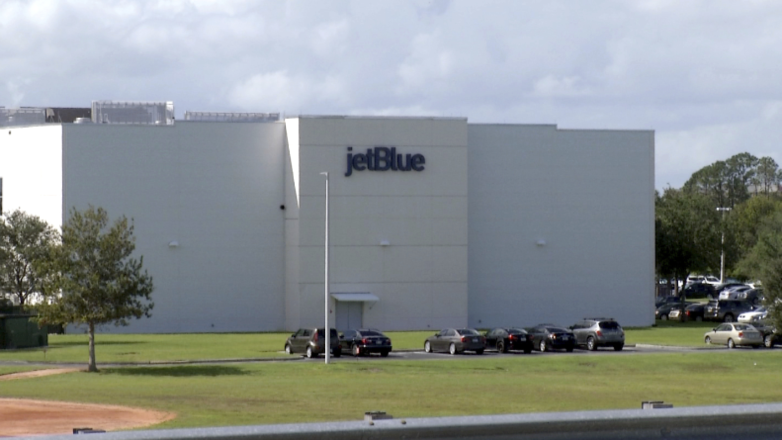 Surge in airline hiring boosts interest in aspiring pilots