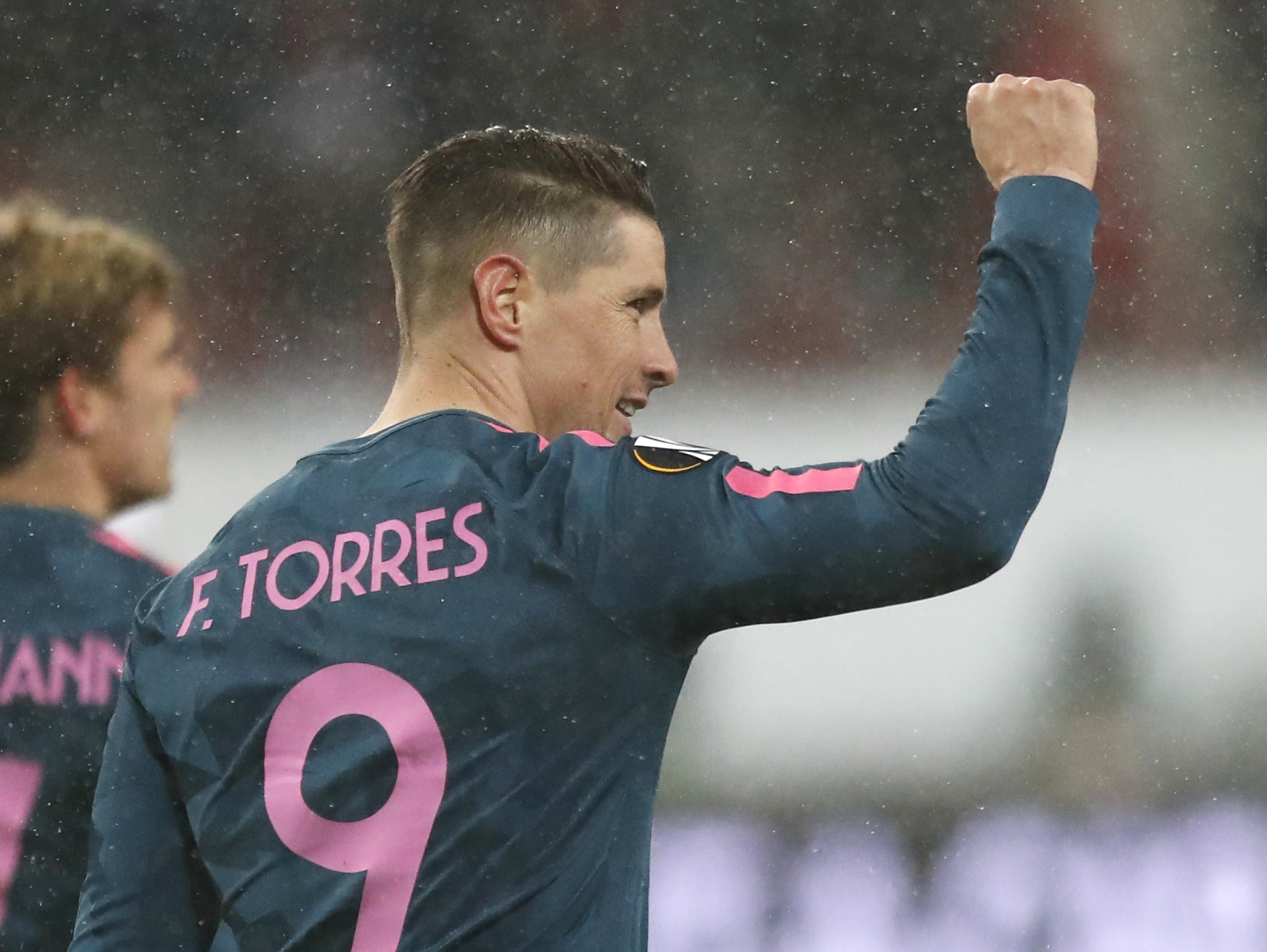 Welbeck double lifts Arsenal, Torres boosts Atletico