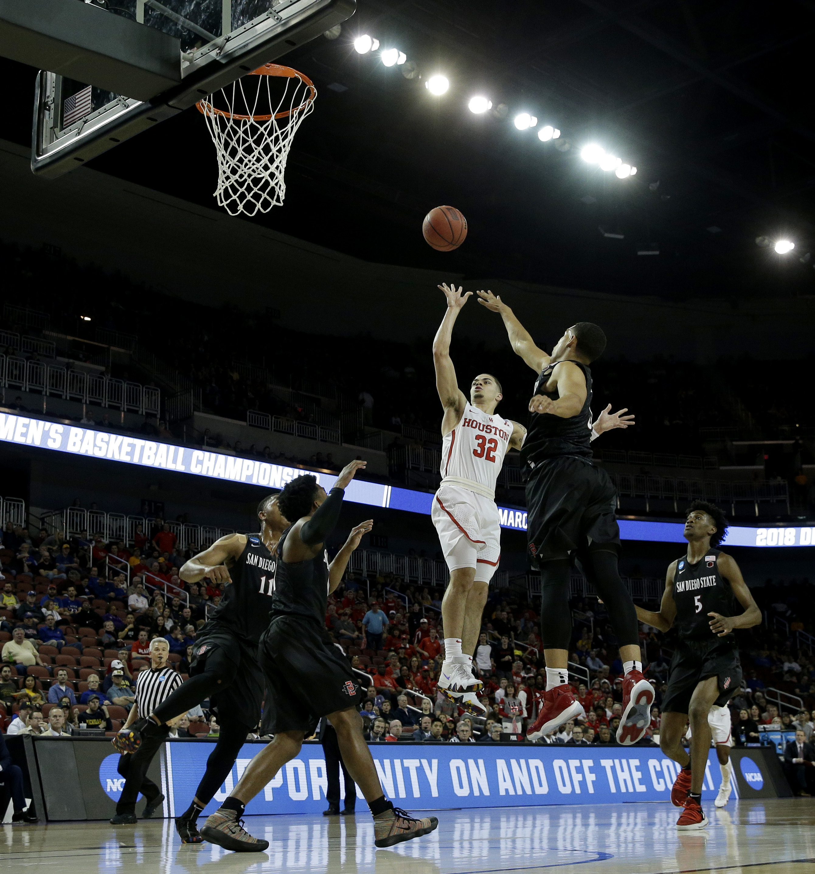Houston holds off San Diego State 67-65 in West Region