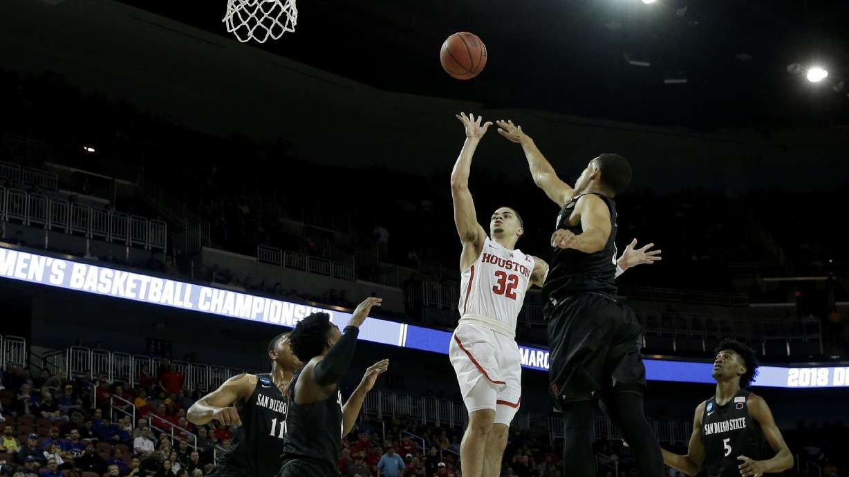 Houston holds off San Diego State 67-65 in West Region
