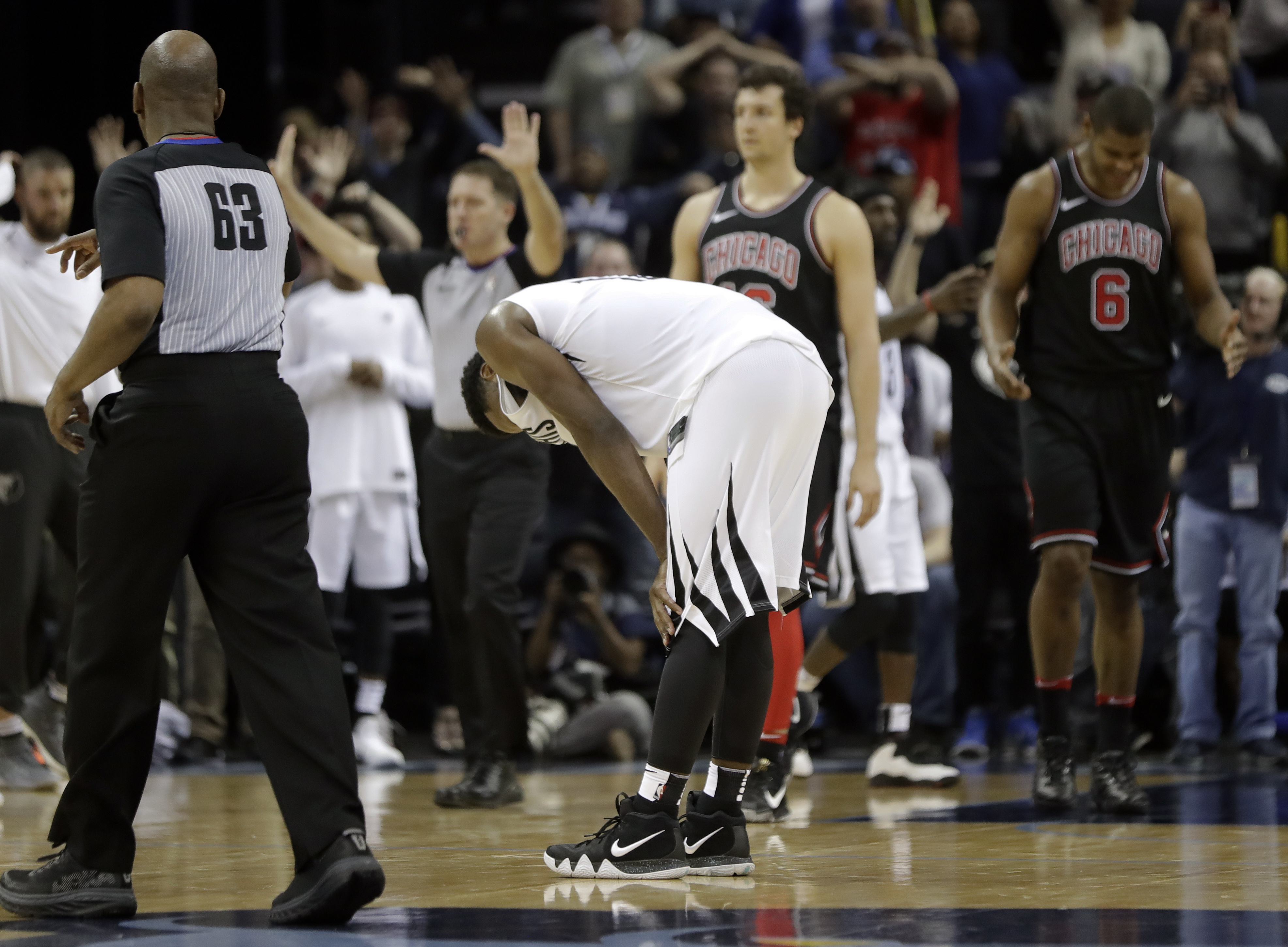 Bulls hand Grizzlies 19th straight loss on Blakeney's FTs